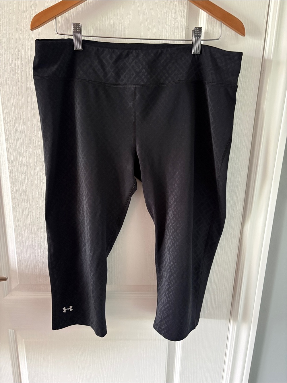 Under Armour Black Textured Performance Capri Leggings